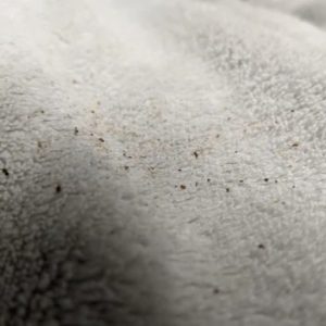 Donkere vlekjes in naden van het matras Donkere vlekjes in naden van het matras